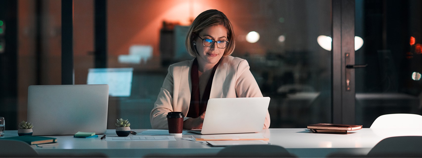 Stock plan administrator preparing a Form 4 filing on her laptop
